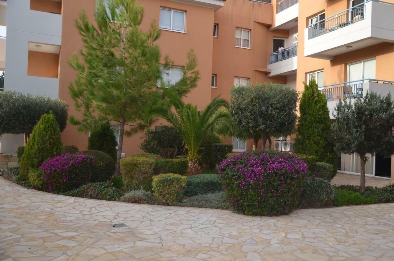 Iris Village Paphos Exterior foto